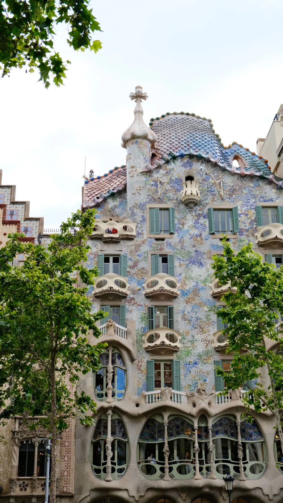 Fachada de la Casa Batlló de Antoni Gaudí en el Passeig de Gràcia de Barcelona.